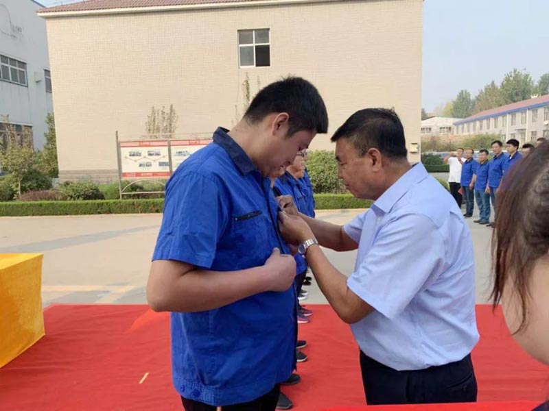 山東信川舉行孔子誕辰2570周年祭孔儀式-信川尚學(xué)院義工團(tuán)頒發(fā)獎?wù)? onmousewheel=