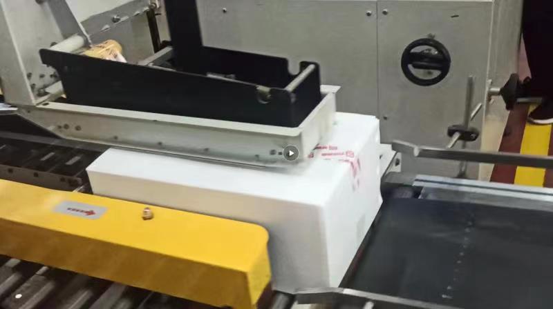 公司最新設(shè)計的蜂窩板箱自動線成功通過測試！