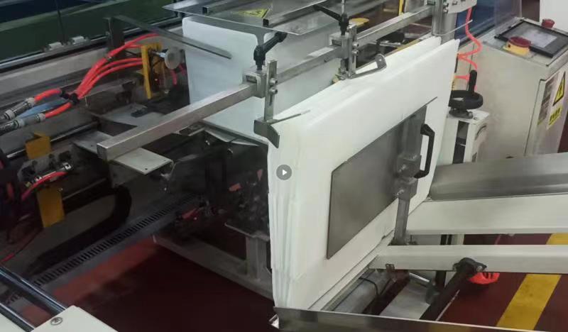 公司最新設(shè)計的蜂窩板箱自動線成功通過測試！